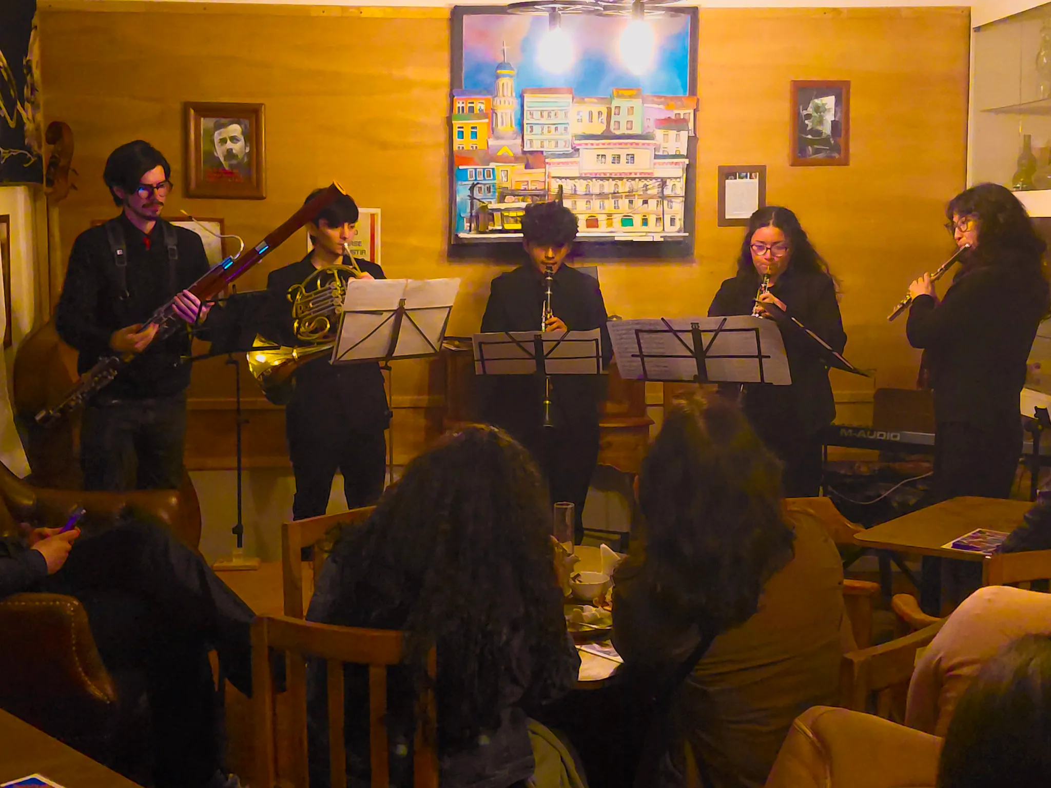 Quinteto de vientos tocando en Lulu Jazz 